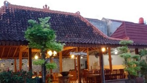 Outdoor dining - The Cabin Hotel Sutomo (Yogyakarta)