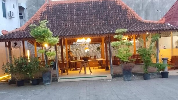 Outdoor dining - The Cabin Hotel Sutomo (Yogyakarta)