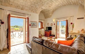 TV, fireplace, DVD player, books - Villa Mandorle Spectacular Location .Breathtaking Views ,Private  pool .wi fi (Cisternino)
