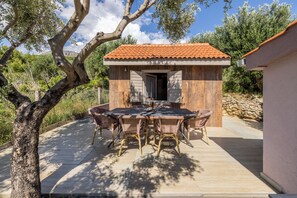 تناول الطعام بالخارج