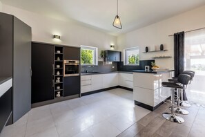 Kühlschrank, Mikrowelle, Ofen, Herdplatte