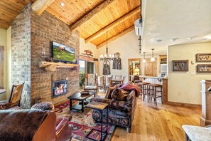 TV, fireplace
