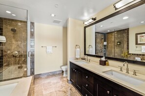 Bathtub, rainfall showerhead, hair dryer, towels - Edgemont 2507 Luxury On Mountain Condo With Ski-In/Ski-Out Access! (Steamboat Springs)