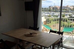 Dining - Lovely Studio with balcony and harbour view, air-conditioned (Agde)