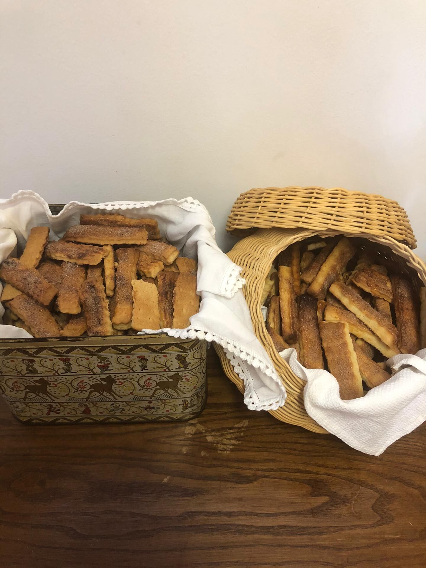 Un panier en osier et un récipient en céramique remplis de gressins.