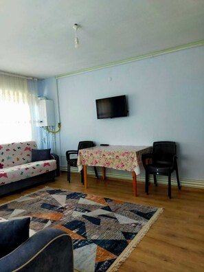 Bloc d'apartaments clàssic | Sala d'estar | Televisor LCD de 32 polzades amb canals per satèl·lit i televisor 