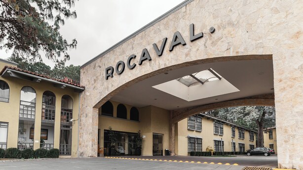 A building entrance with the name 'ROCAVAL' above it. - Hotel Rocaval (San Cristóbal de las Casas)