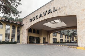 Entrada de un edificio con el nombre 'ROCAVAL' en la parte superior.