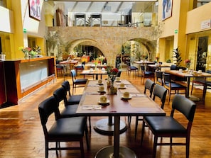 Daily cooked-to-order breakfast (MXN 160 per person)