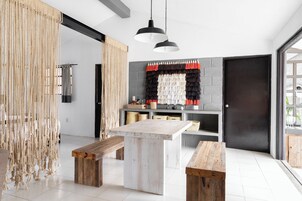 Bungalow de diseño, varias camas | Ropa de cama de alta calidad, caja fuerte, escritorio