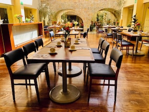 Daily cooked-to-order breakfast (MXN 160 per person)