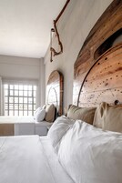 Suíte júnior, 2 camas de casal | Roupas de cama premium, cofres nos quartos, escrivaninha