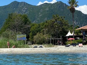 En la playa y camastros 