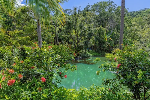 Villa Cascada Luxury Riverfront Retreat, Villa Cascada Riverfront Pickleball Resort