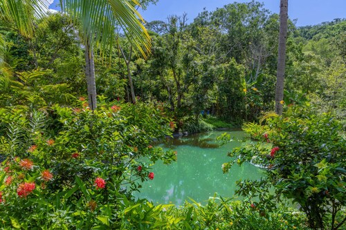 Villa Cascada Luxury Riverfront Retreat, Villa Cascada Riverfront Pickleball Resort