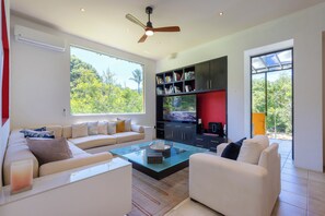 Smart TV, fireplace, books, stereo - Villa Cascada Luxury Riverfront Retreat, Villa Cascada Riverfront Pickleball Resort (Puerto Vallarta)