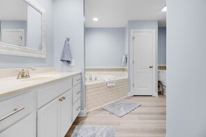 Combined shower/tub, towels, soap, shampoo - Millers 2 lakehouse.  Pontoon available to rent (Marion)