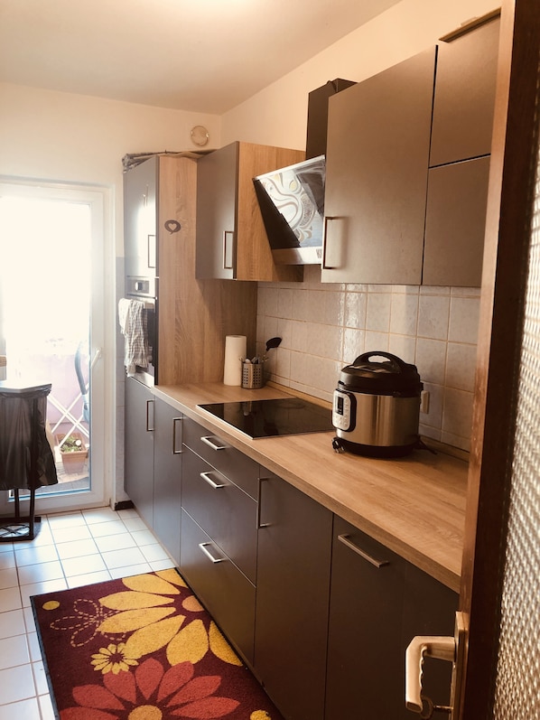 Kühlschrank, Geschirrspüler, Wasserkocher mit Kaffee-/Teezubehör