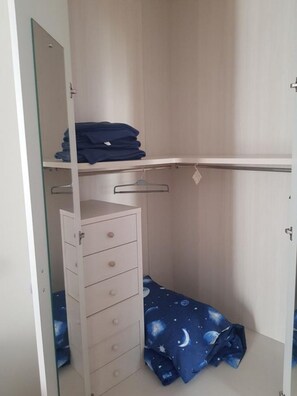 4 bedrooms, iron/ironing board, WiFi