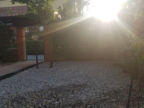 المنطقة المحيطة بالمنشأة