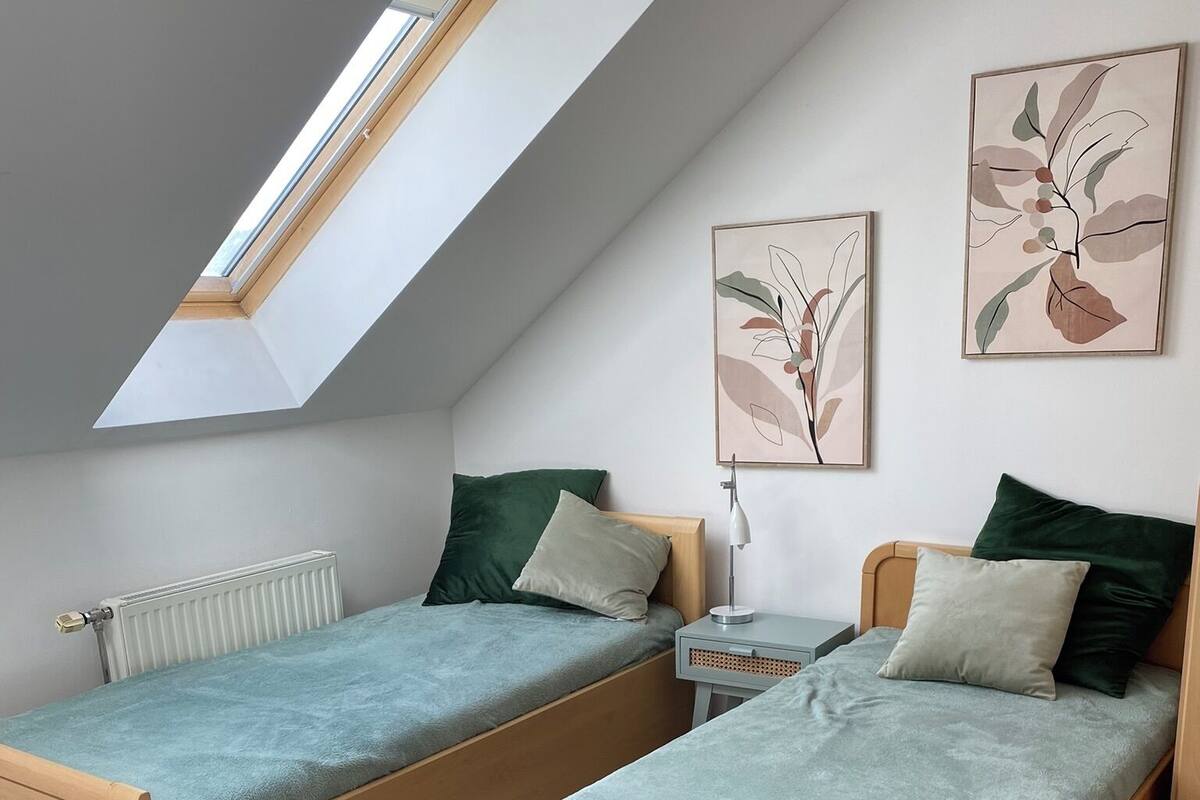 Chambre Triple, salle de bains attenante (Nr. 8) | Bureau, espace de travail pour ordinateur portable, lits bébé (gratuits)