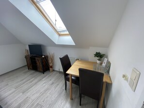 Basic Double Room (Nr. 6) | Desk, laptop workspace, free cribs/infant beds, free WiFi - Pension Lizzi (Vienna)