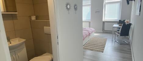 2 dormitorios, escritorio, espacio para trabajar con un portátil