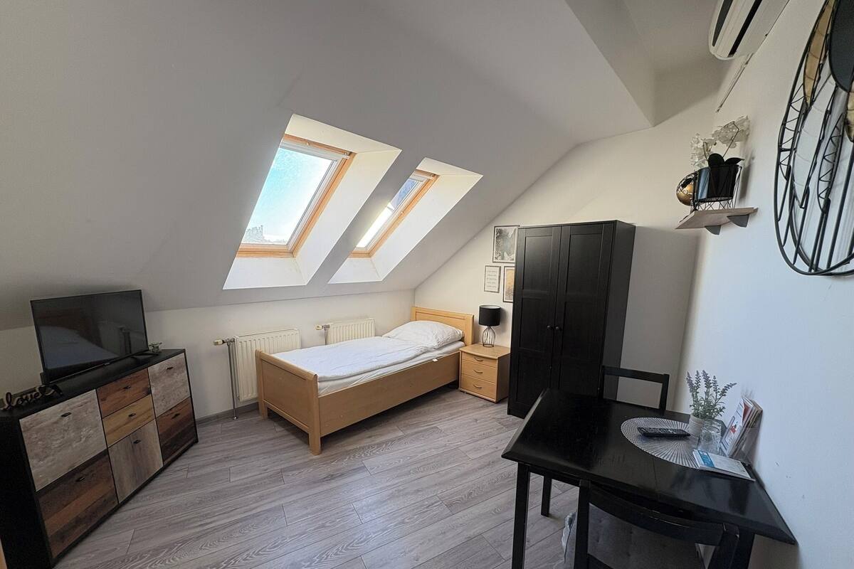 Chambre Double (Nr. 7) | Bureau, espace de travail pour ordinateur portable, lits bébé (gratuits)