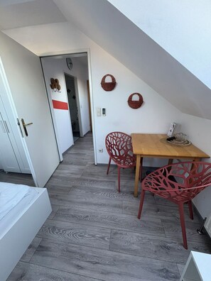 Basic Double Room (Nr. 5) | Desk, laptop workspace, free cribs/infant beds, free WiFi