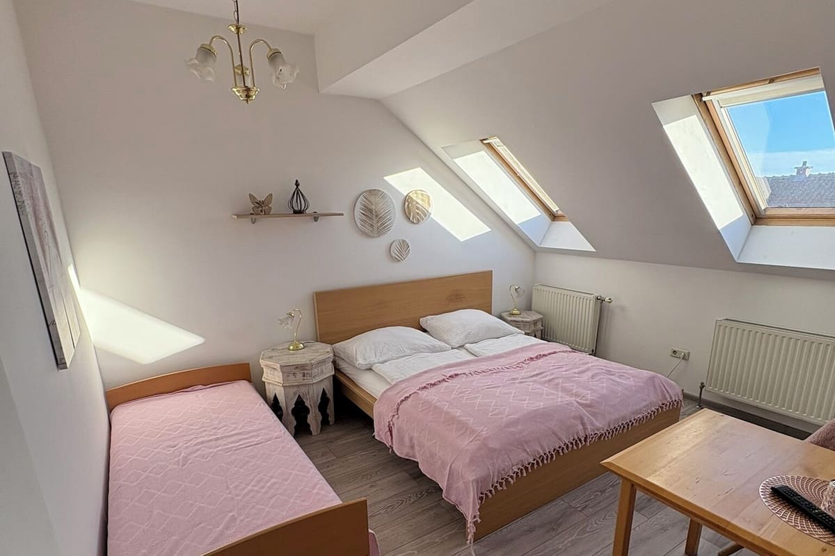 Basic Double Room (Nr. 4) | Desk, laptop workspace, free cribs/infant beds, free WiFi