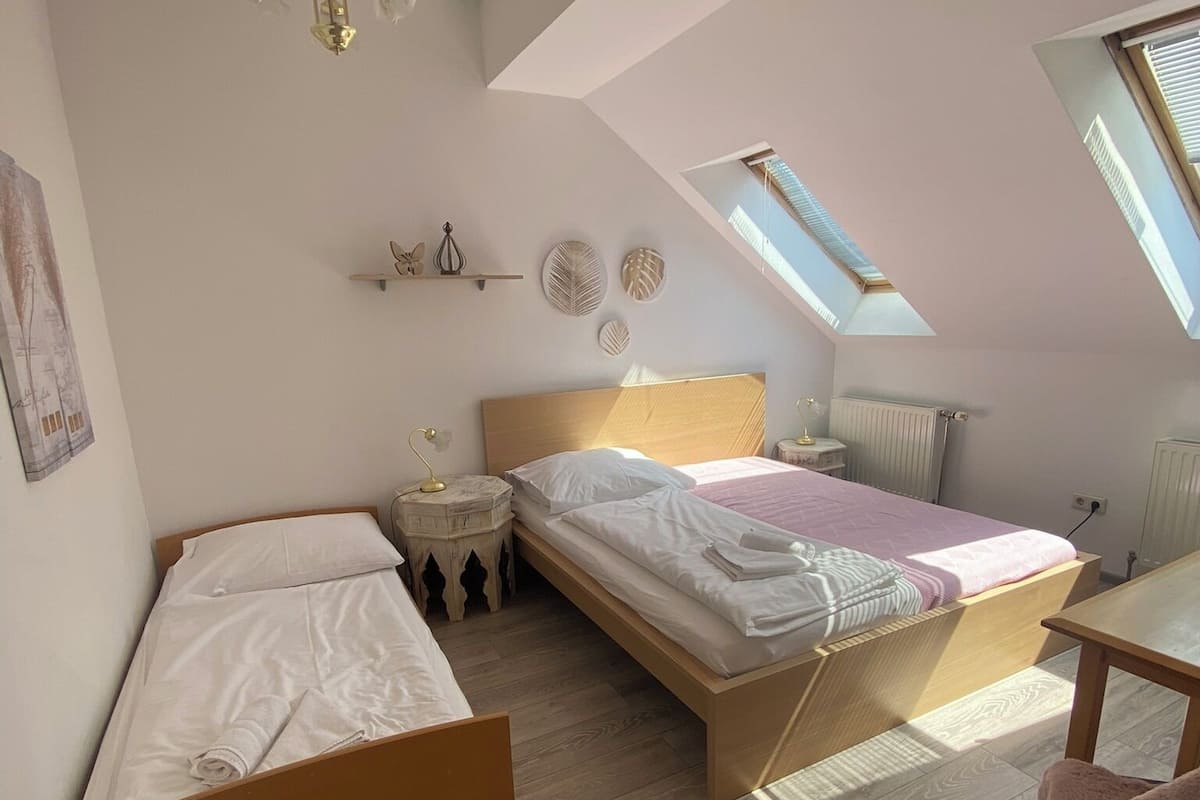 Habitación básica doble (Nr. 4) | 2 habitaciones, escritorio y espacio para trabajar con laptop