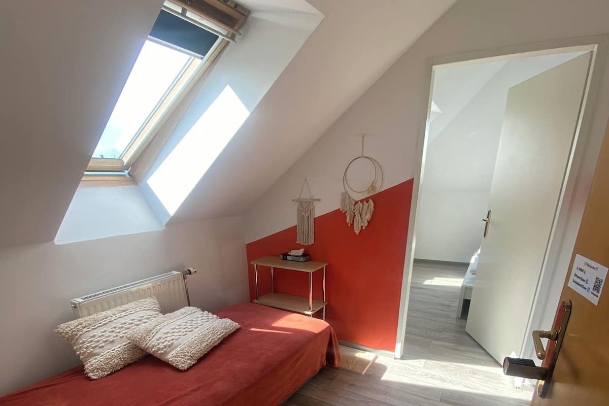 Habitación básica doble (Nr. 5) | 2 habitaciones, escritorio y espacio para trabajar con laptop
