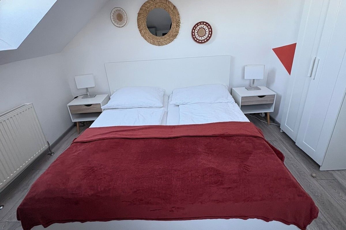 Chambre Double (Nr. 5) | Bureau, espace de travail pour ordinateur portable, lits bébé (gratuits)