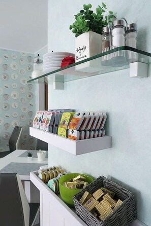 Bữa sáng đặc sản địa phương hàng ngày (12 EUR/mỗi người) 