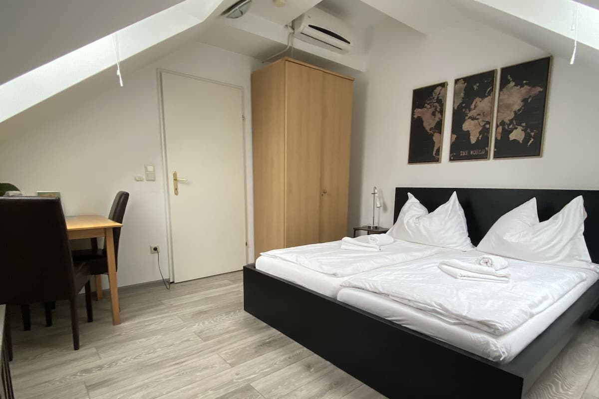 Une chambre à coucher avec un lit, un bureau et une armoire.