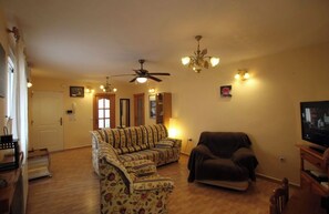 TV, fireplace - Villa with private pool  (Torrevieja)