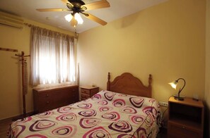 4 bedrooms, iron/ironing board, WiFi, bed sheets - Villa with private pool  (Torrevieja)