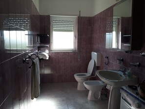 Douche, sĂšche-cheveux, bidet, papier toilette