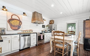 Fridge, microwave, oven, stovetop - Lakefront Guest Ranch Retreat w/Kayaks/Fishing/Pools/RecCourt/FarmAnimals (Aquilla)