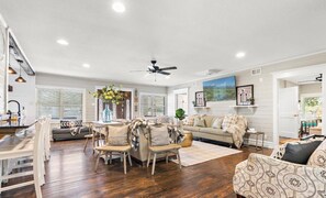 Smart TV, ping pong, music library - Lakefront Guest Ranch Retreat w/Kayaks/Fishing/Pools/RecCourt/FarmAnimals (Aquilla)