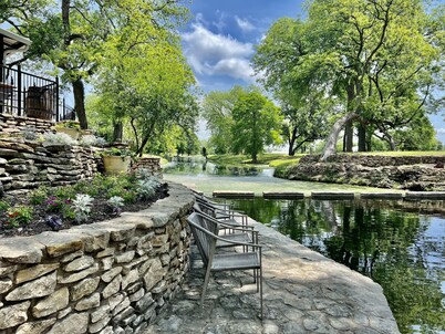 Lakefront Guest Ranch Retreat w/Kayaks/Fishing/Pools/RecCourt/FarmAnimals