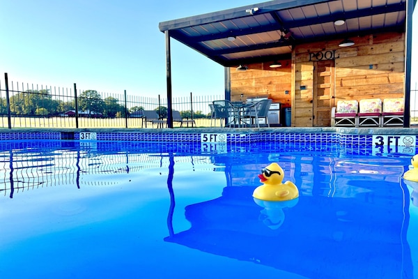 Una piscina al aire libre