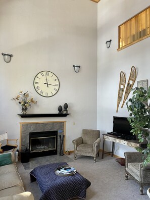 Smart-TV, Kamin, Tischtennisplatte, Bücher