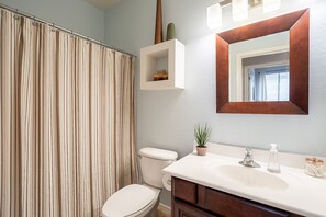 Ensemble douche/baignoire, sĂšche-cheveux, serviettes fournies, savon