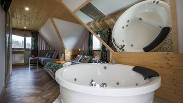 Superior Studio Suite, Jetted Tub, Mountain View | Blackout drapes, WiFi (free), bed sheets