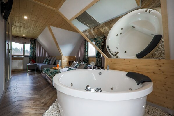 슈피리어 스튜디오 스위트, 분사식 욕조, 산 전망 | 암막 커튼, 무료 WiFi, 침대 시트