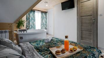 Superior Studio Suite, Jetted Tub, Mountain View | Blackout drapes, WiFi (free), bed sheets