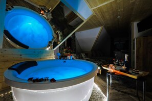 슈피리어 스튜디오 스위트, 분사식 욕조, 산 전망 | 암막 커튼, 무료 WiFi, 침대 시트