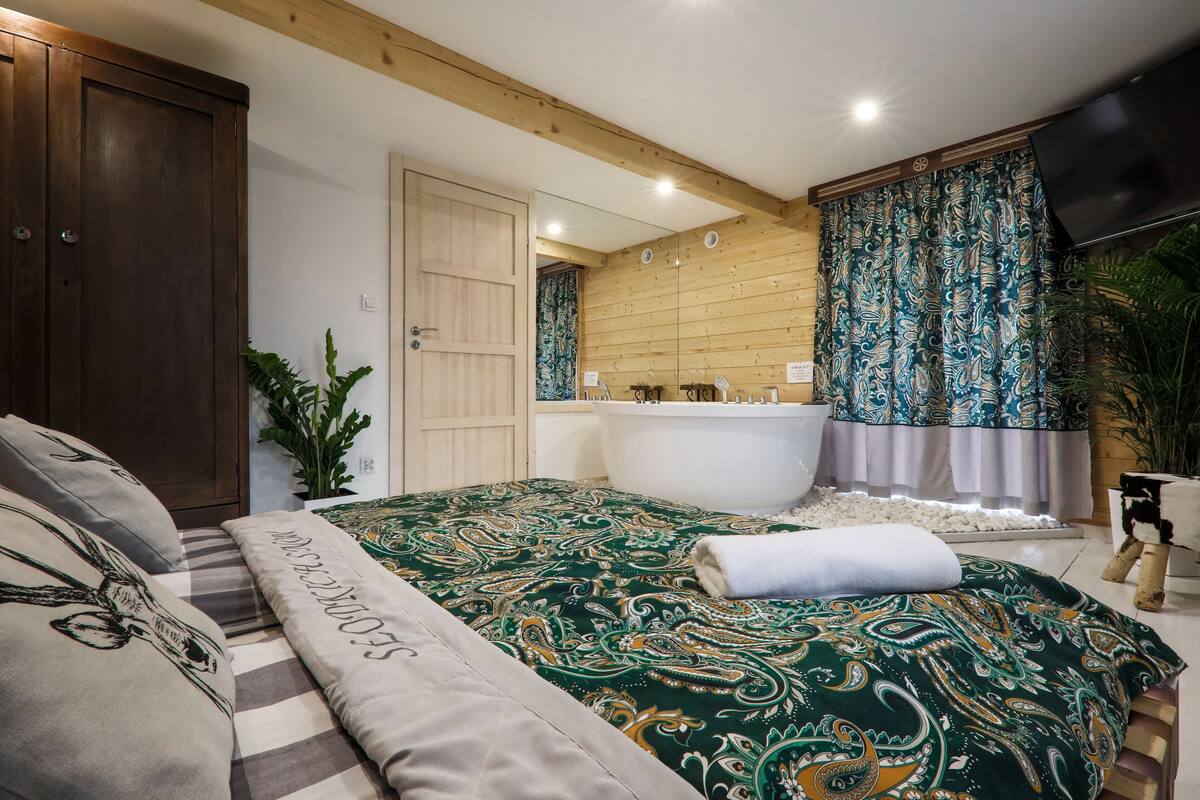 Apartment, 2 Bedrooms, Jetted Tub | 2 bedrooms, blackout drapes, free WiFi, bed sheets
