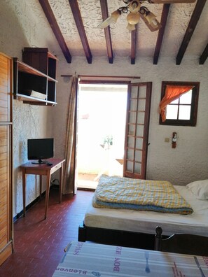 Een strijkplank/strijkijzer, reisbedje, wifi, beddengoed